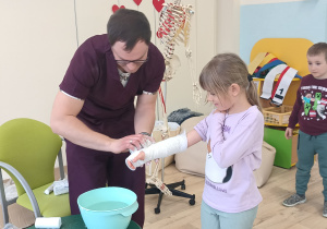 Pokaz zakładania gipsu.