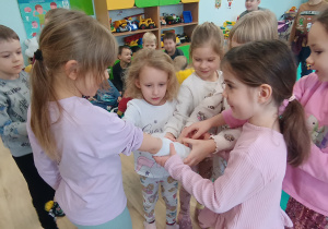 Pokaz zakładania gipsu.