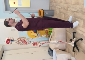 Poznanie narzędzi pracy orotopedy.