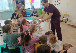 Oglądanie modelów kości.