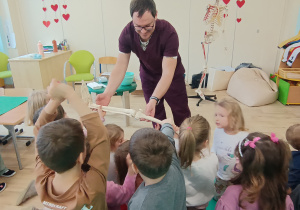 Oglądanie modelów kości.