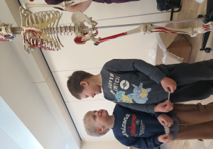 Gość specjalny spotkania z dziećmi, czyli szkielet.