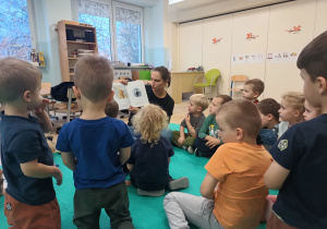 Rodzic czyta dzieciom książkę.