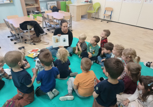 Dzieci uważnie słuchają.