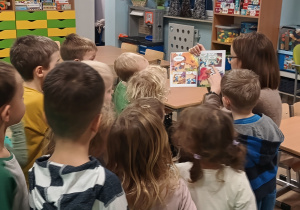 Dzieci uważnie słuchają i oglądają.