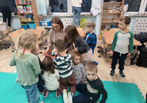 Dzieci dzielą się swoimi wrażeniami i odczuciami.