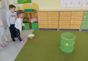 Zabawy ruchowe w Słonecznikach.