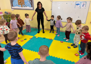 Zajęcia gimnastyczne w grupie Stokrotki.