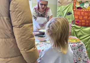 Degustacja warzyw i owoców, czyli poranny stragan w przedszkolu.
