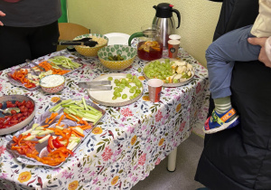 Degustacja warzyw i owoców, czyli poranny stragan w przedszkolu.