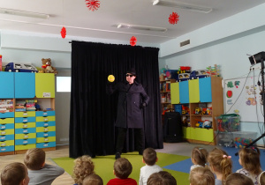 Agent Gąbka prezentuje emocje