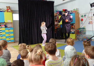 Dziewczynka pokazuje strach