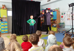 Chłopiec prezentuje dumę