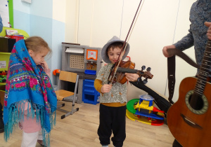 Chłopiec gra na skrzypcach