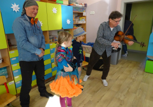 Pan przygrywa na skrzypcach