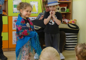 Dziewczynka w góralskiej chuście