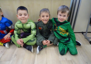 Chłopcy przebrani na superbohaterów