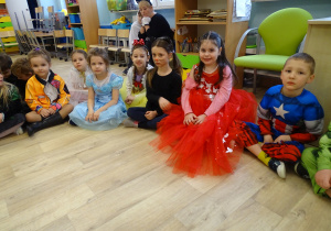 Dzieci siedzą w sali