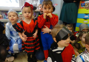 Dziewczynka z chłopcem prezentują swoje stroje