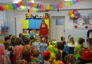 Animatorka tańczy z dziećmi