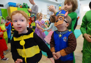 Chłopiec przebrany za pszczołę