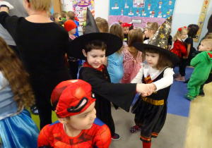 Dzieci tańczą w parach