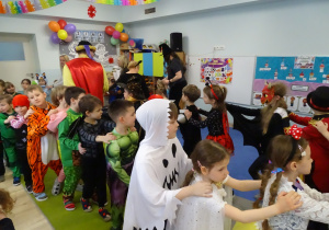 Wszyskie dzieci tańczą razem