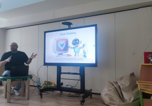 Pan przedstawia dzieciom Robika