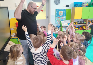 Dzieci dziękują Panu za zajęcia