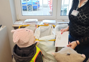 Dzieci oglądają listy