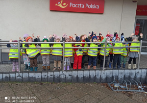 Grupa Niezapominajki przed budynkiem poczty