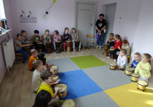 Grupa Niezapominajki podczas gry na bębnach.