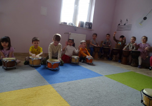 Grupa Niezapominajki podczas gry na bębnach.