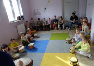 Grupa Niezapominajki podczas gry na bębnach.