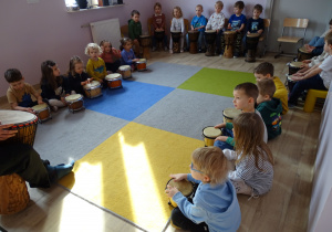 Grupa Bratki podczas gry na bębnach.