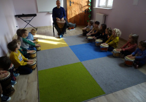 Grupa Bratki podczas gry na bębnach.