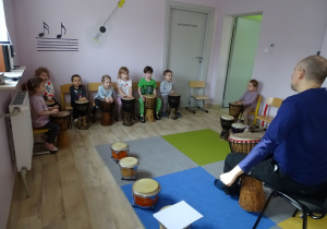 Grupa Stokrotki podczas gry na bębnach.