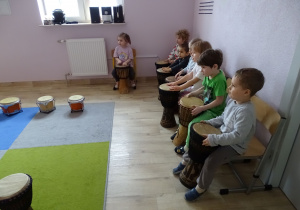 Grupa Stokrotki podczas gry na bębnach.