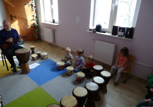 Grupa Rumianki podczas gry na bębnach.