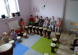 Grupa Rumianki podczas gry na bębnach.