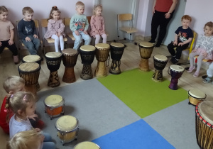 Grupa Rumianki podczas gry na bębnach.