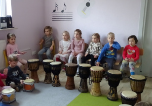 Grupa Maki podczas gry na bębnach.