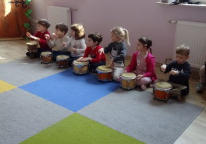 Grupa Maki podczas gry na bębnach.