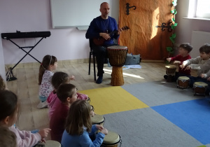Grupa Maki podczas gry na bębnach.