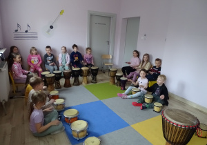 Grupa Słoneczniki podczas gry na bębnach.
