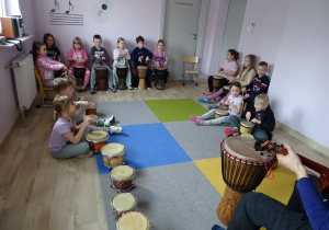Grupa Słoneczniki podczas gry na bębnach.