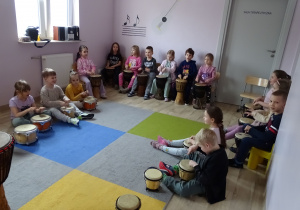 Grupa Słoneczniki podczas gry na bębnach.