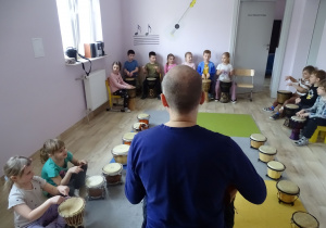 Grupa Chabry podczas gry na bębnach.