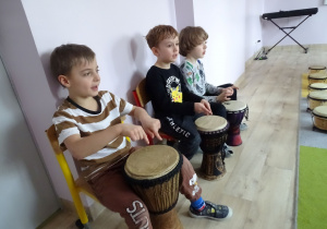 Grupa Chabry podczas gry na bębnach.