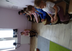 Grupa Chabry podczas gry na bębnach.